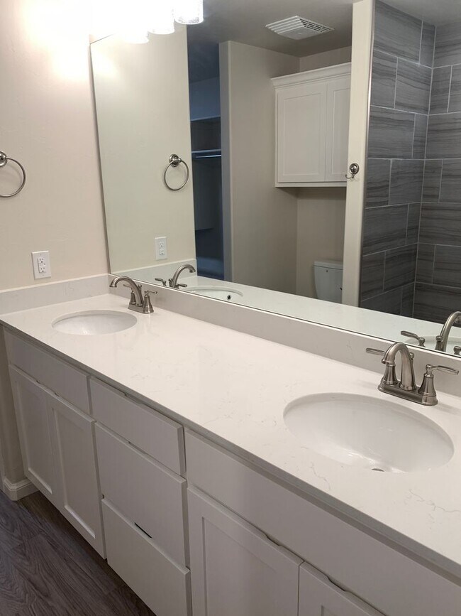Building Photo - Duplex in Newcastle!