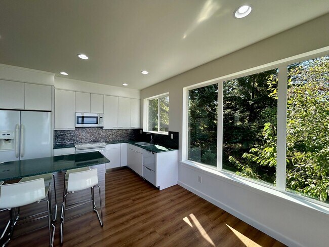 Building Photo - 8761 Semiahmoo Dr