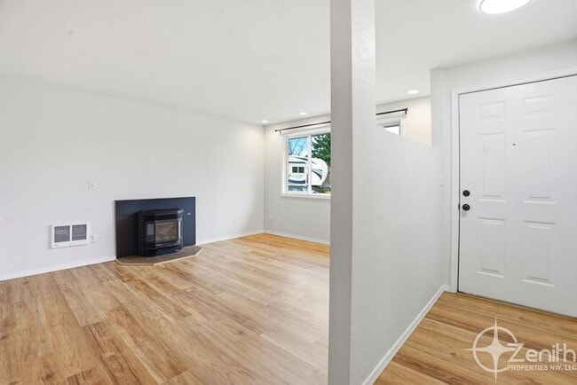 Building Photo - 13801 NE 40th St