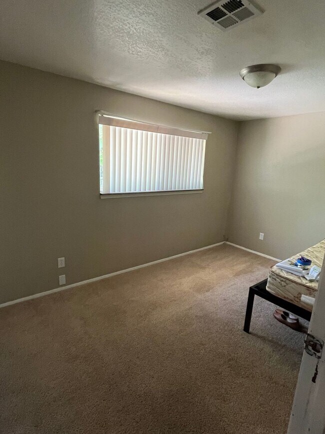 Foto del edificio - Private bedrooms available in Spacious Home
