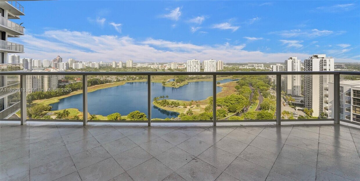 Foto principal - 20281 E Country Club Dr