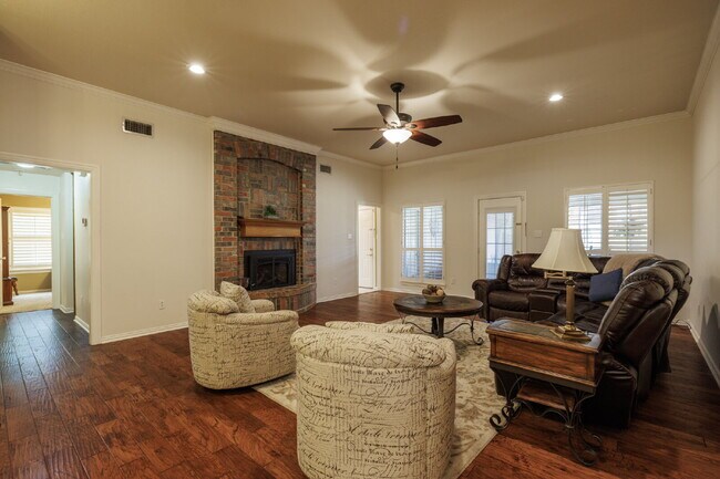 Foto del edificio - Furnished and For Lease