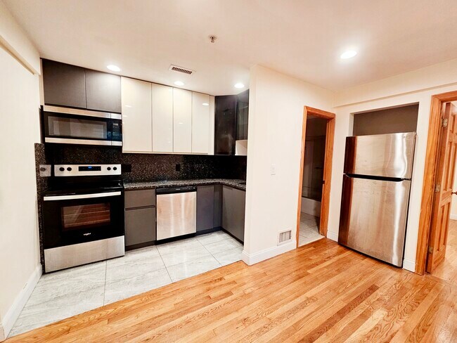 Foto del edificio - 1803 Beacon St