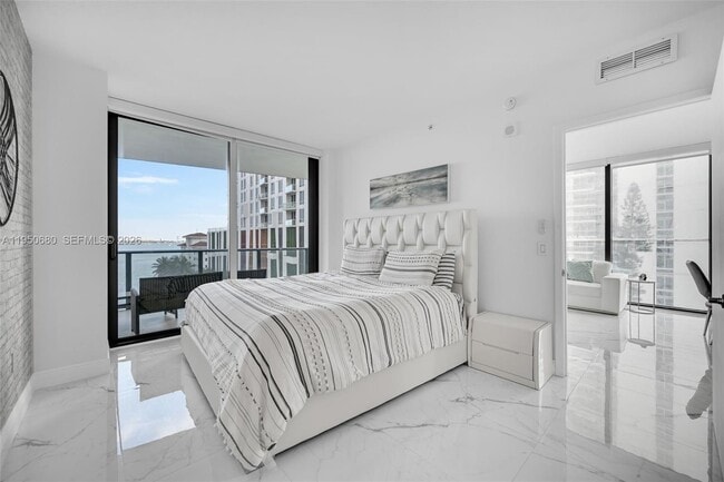 Building Photo - 460 NE 28th St