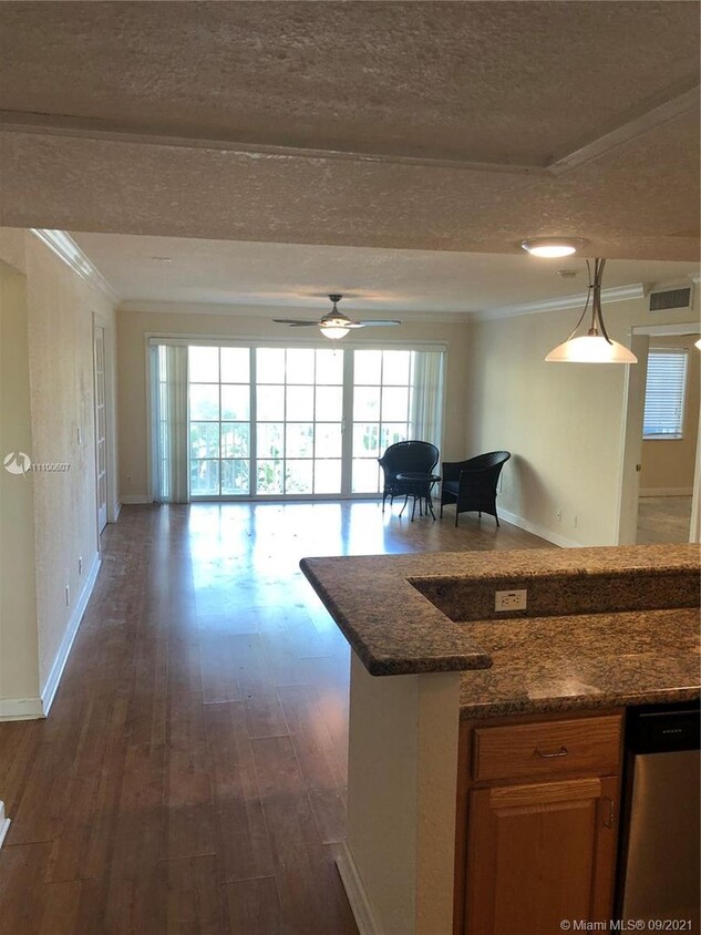 Primary Photo - Three Bedroom unit in Victoria Park - Pine...