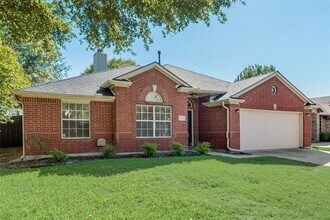 Building Photo - 10911 Robincreek Ln