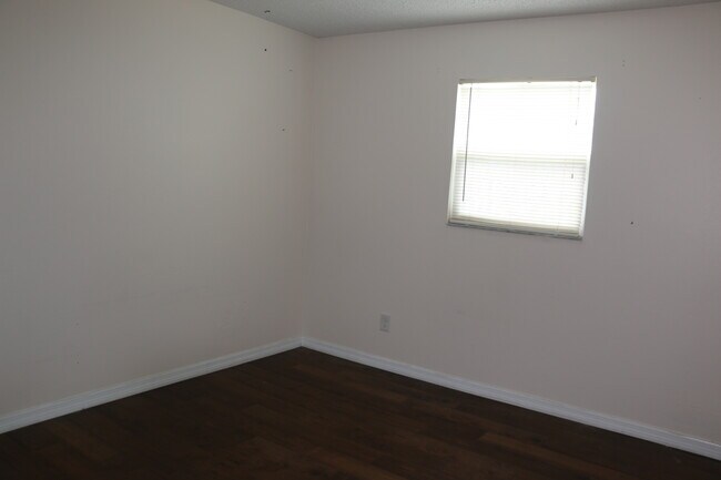 second bedroom. can handle a queen - 3175 Phoenix Ave