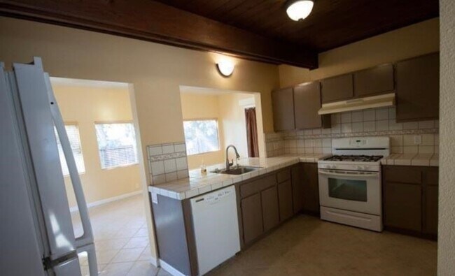 Foto del edificio - Beautiful 3 Bedroom 2 Bathroom Home Available 4/1/2026