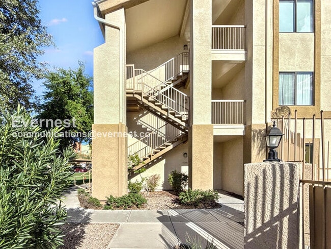 Building Photo - 2550 E River Rd