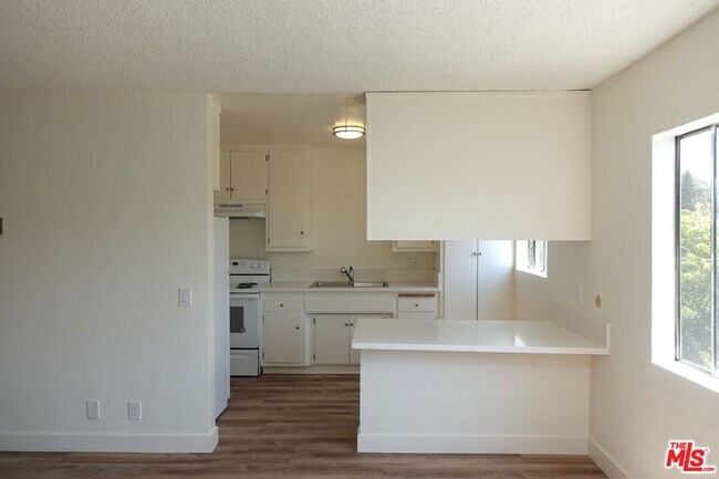 Foto del edificio - 1301 N Mansfield Ave