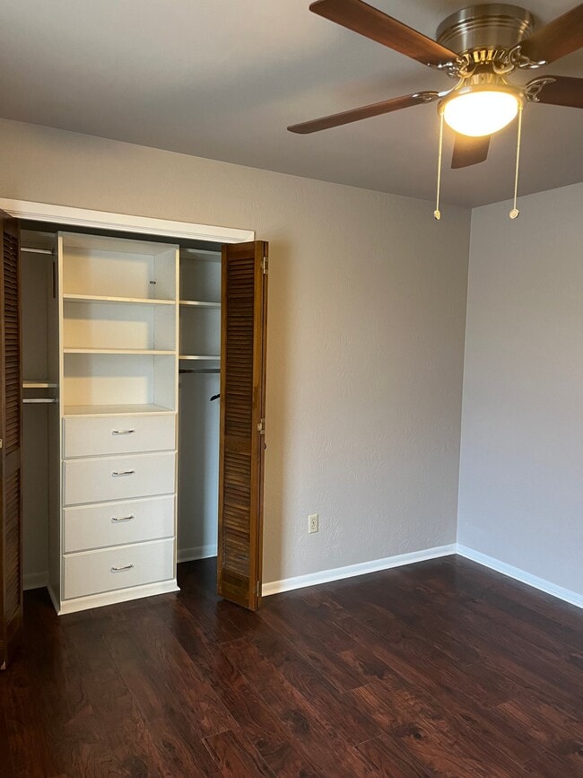 Foto del edificio - 4711 Lois Ln