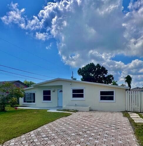 Primary Photo - 2812 SE Hibiscus St