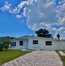 Building Photo - 2812 SE Hibiscus St