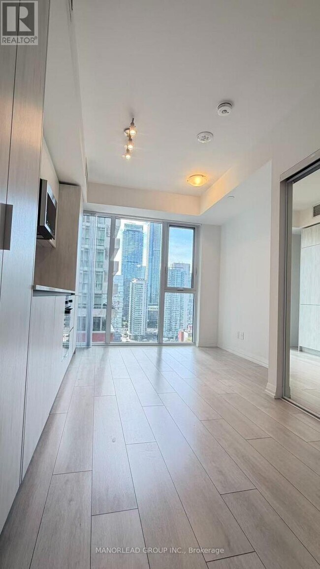 Photo du bâtiment - 400 King St W
