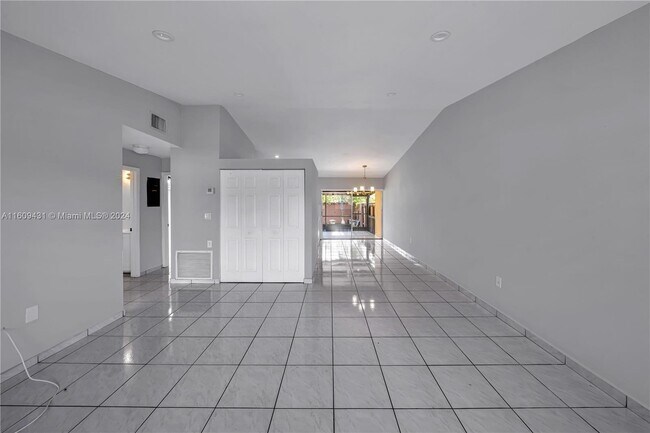 Foto del edificio - 14825 Southwest 84th Terrace Apt #14825, M...