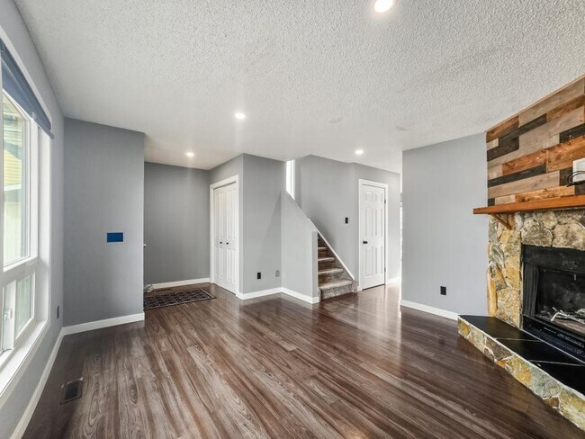 Photo du bâtiment - 3.0 bedroom in Calgary Alberta T2J 5Y9