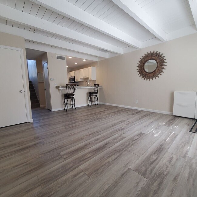 Building Photo - 2 Bedroom Townhome with Pool and Clubhouse/Centrally Located!!