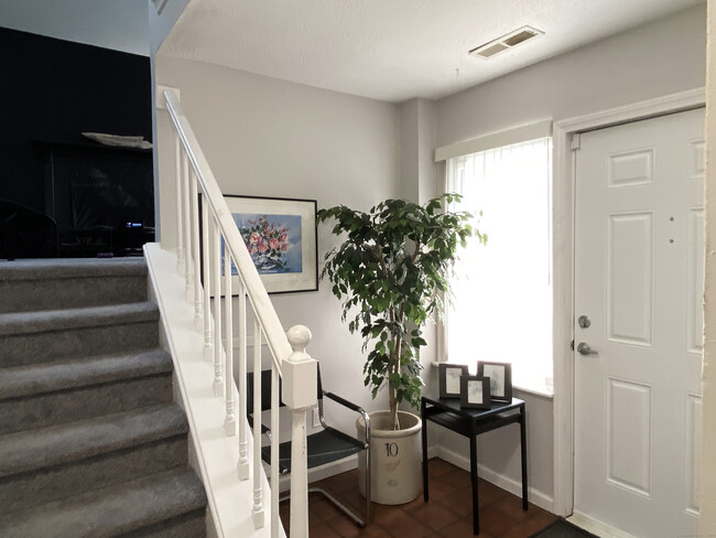 Building Photo - 125 Peddlers Dr
