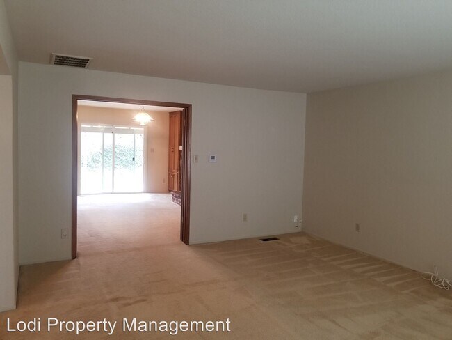 Building Photo - 3 br, 2 bath House - 1123 Devine Drive