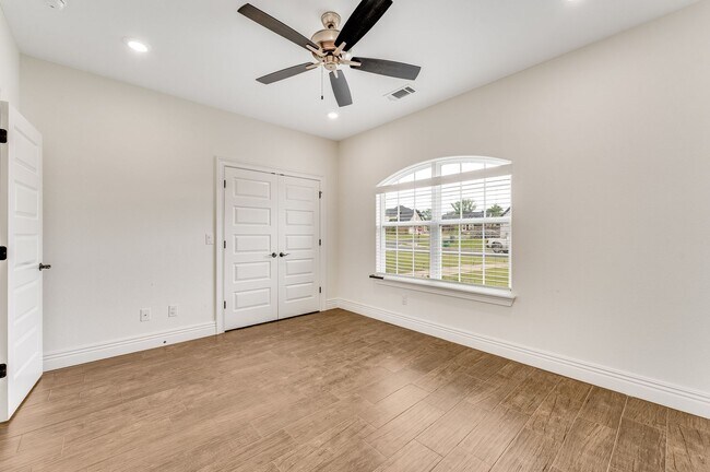 Foto del edificio - Modern Elegance: Spacious 4-Bedroom Rental in Bentonville