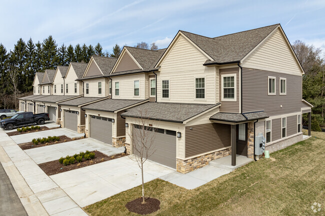 Building Photo - Encore at Lake Forest Trail