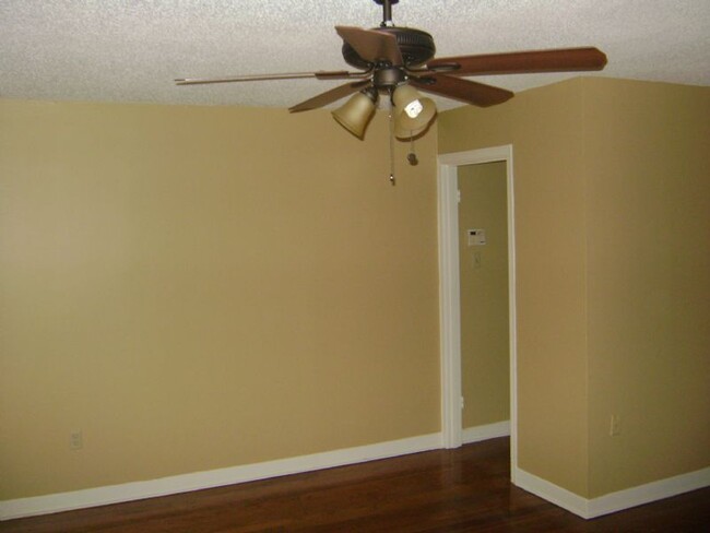 Building Photo - Remodeled 2 bedroom