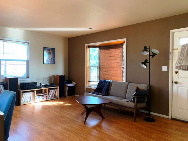 Building Photo - Main Floor Living 2 Bedroom 1 Bath Northsi...