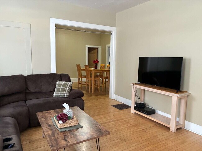 Foto del edificio - 4 Bed 2 Bath close to UWEC!