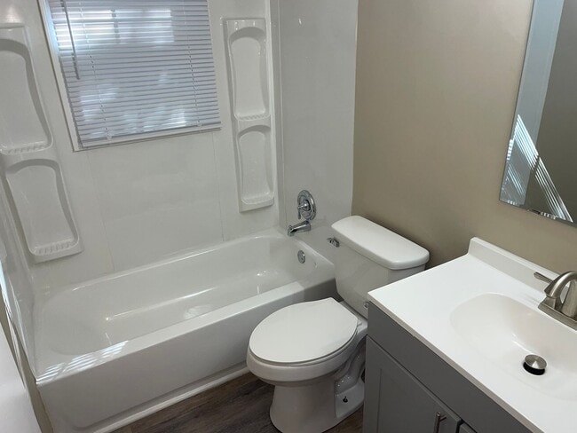 Building Photo - Newly Renovated 2 Bedroom Home in Washingt...
