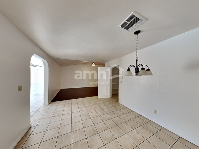 Building Photo - 1364 N Rowen