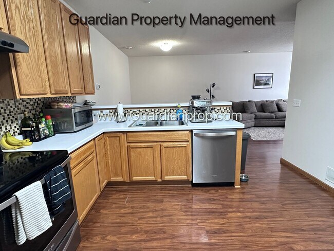 Foto del edificio - Shakopee Town Home, 2 Car Garage, 1.5 Baths, Patio, Dishwasher, W/D