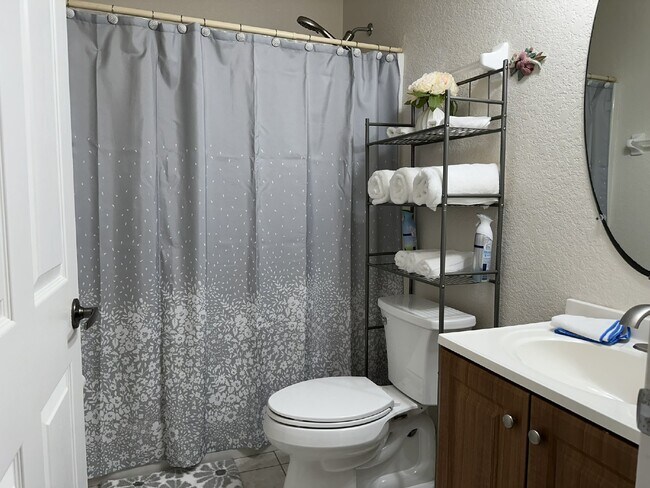 Building Photo - Convenient to shopping, I-75 and more