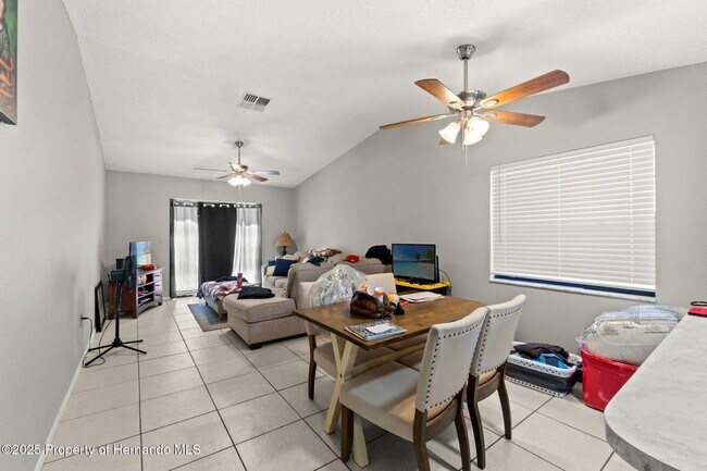 Foto del edificio - 7124 Barclay Ave