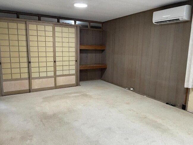 Building Photo - KILAUEA AVE 3/2/2+den A/C, storage, workro...
