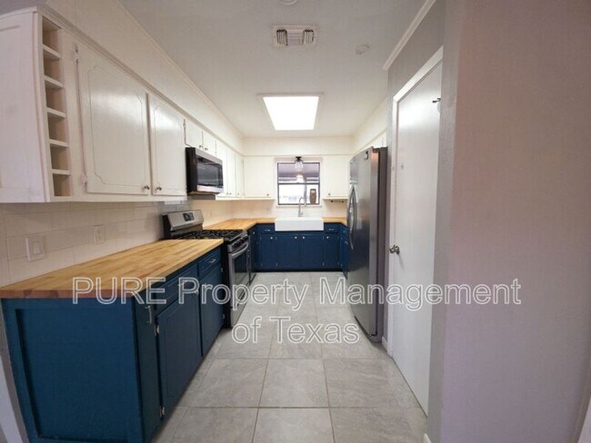 Building Photo - 306 7th St