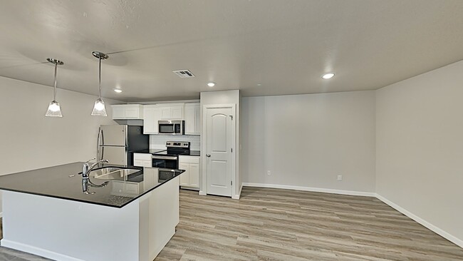 Building Photo - 2 bedroom, 2 bath with a 2 car garage Dupl...