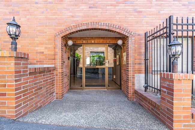 Building Photo - Jackson Manor