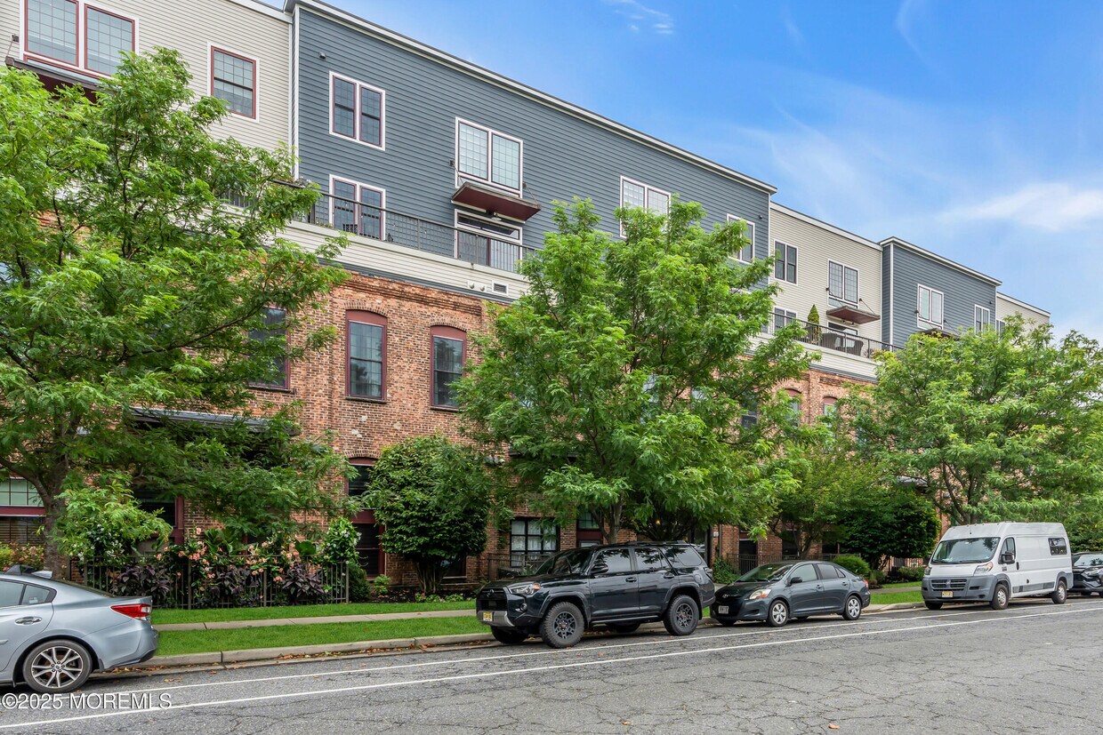 Primary Photo - 1001 2nd Ave