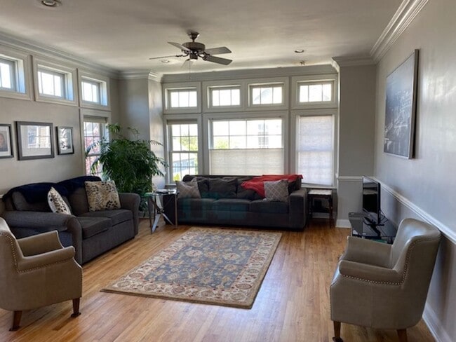 Building Photo - Three Bedroom 3.5 baths Townhouse for Rent...