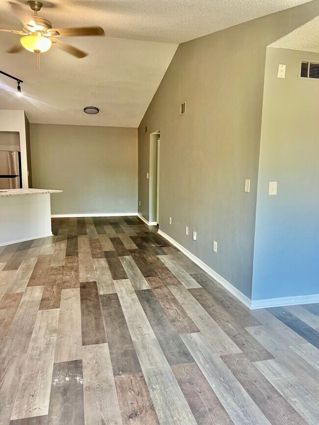 Foto del edificio - Beautiful 2-Bedroom Condo in Gated Venetia...