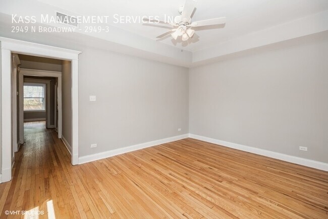 Building Photo - Lakeview 2 Bed, Updated Kit., Dishwasher, ...