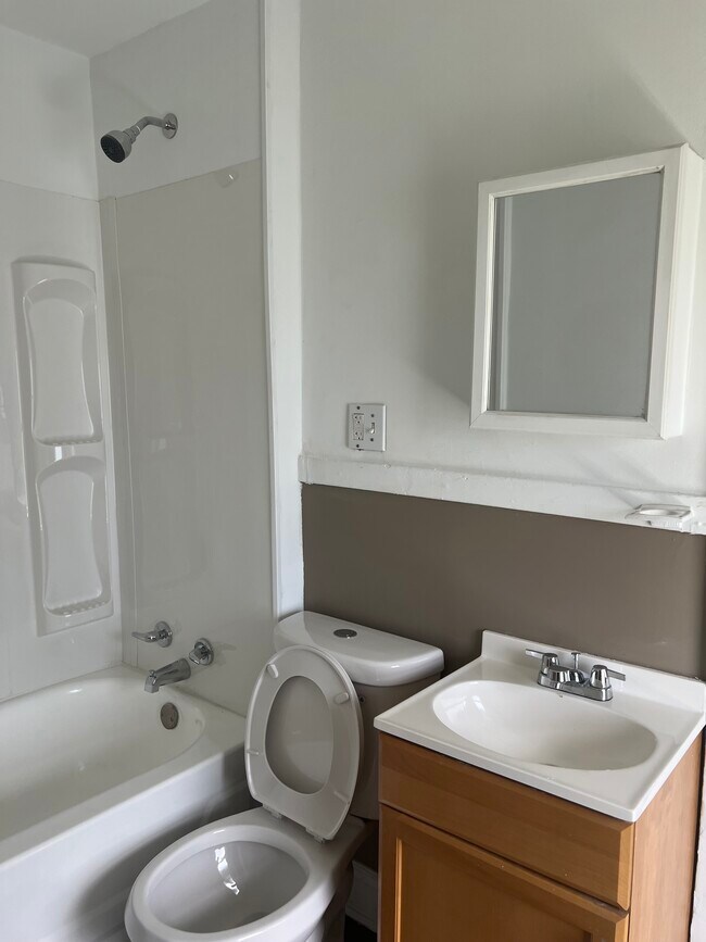 Baño - 4239 E 96th St