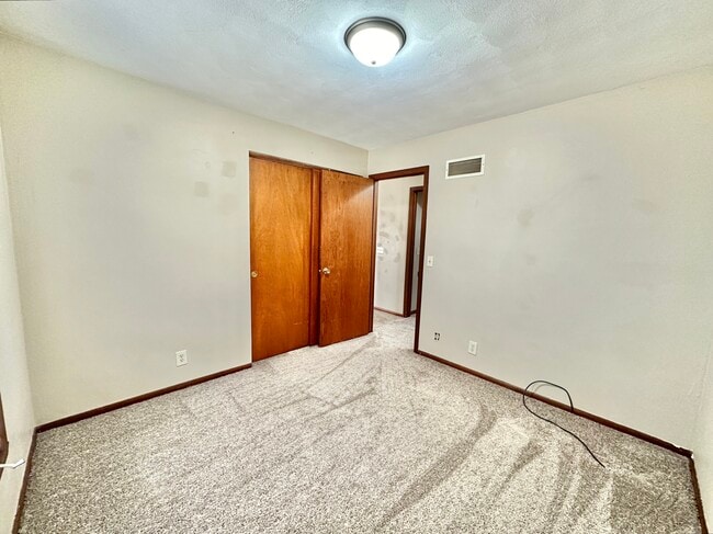 Building Photo - 3824 Skyview Dr