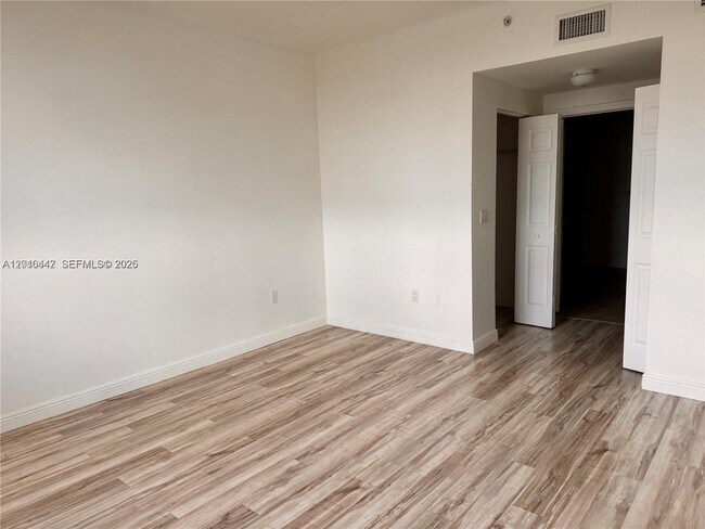 Foto del edificio - 888 S Douglas Rd