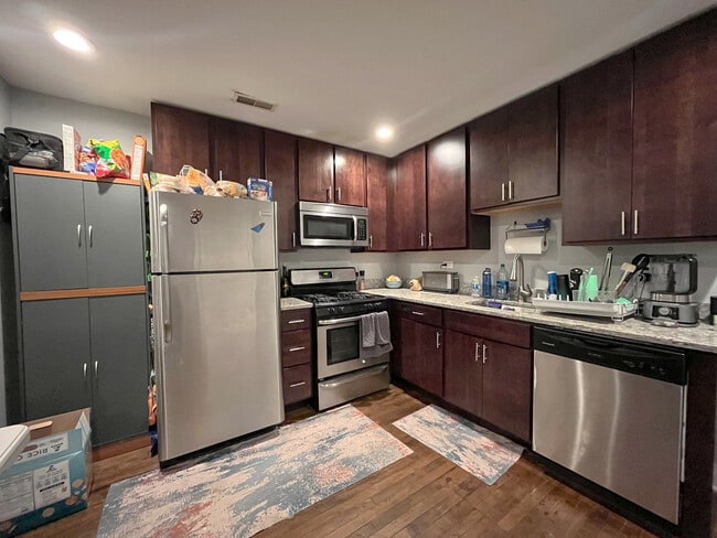 Building Photo - 2541 W Cortland St