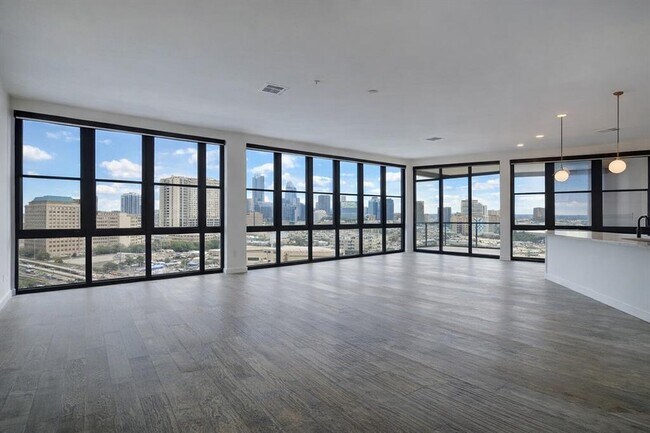 Foto del edificio - 800 Embassy Dr