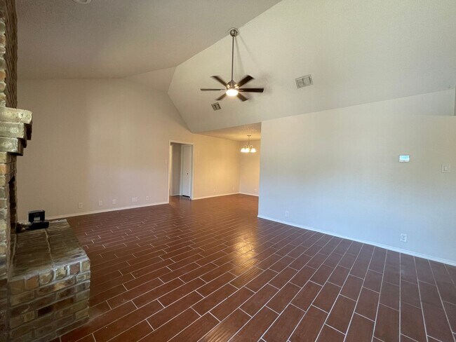 Foto del edificio - AVAILABLE NOW 2 BED 2 BATH TOWNHOME IN CLE...