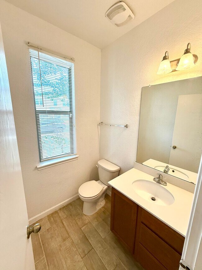 Foto del edificio - **MOVE IN SPECIAL** 2-Story 5 Bedroom / 3.5 Bath Home Near Randolph AFB!