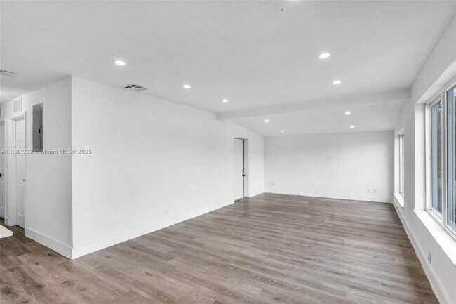 Foto del edificio - 6117 NW 9th St
