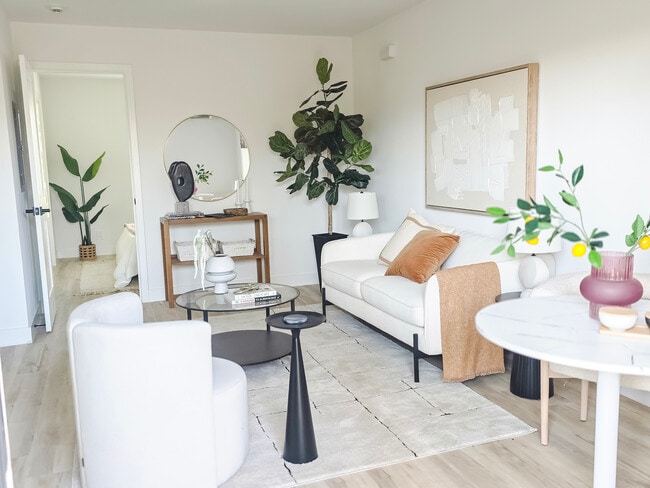 Building Photo - The Crest